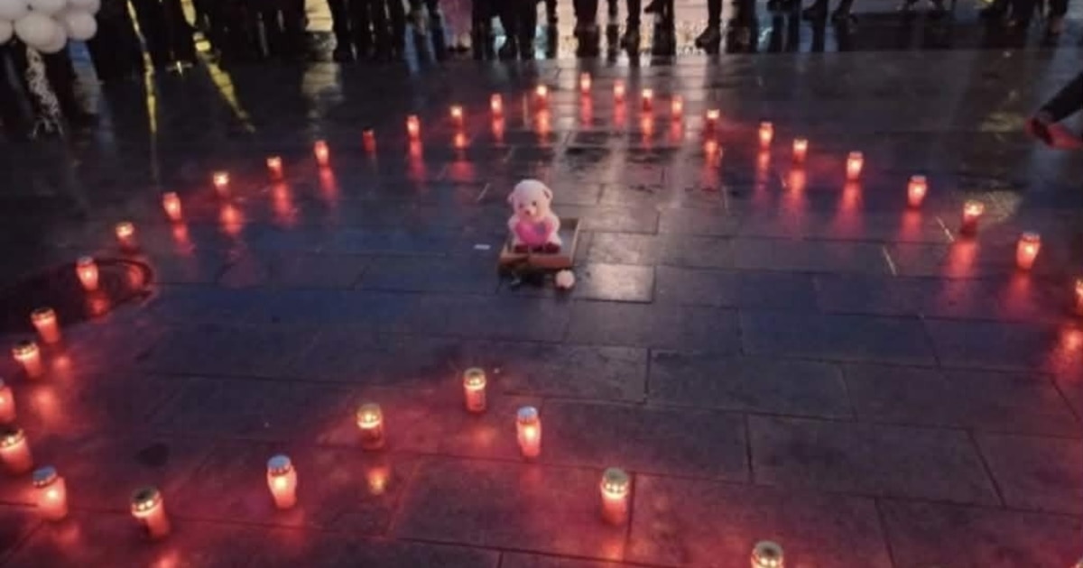 „Два града – иста болка“: Во Кочани пуштени 40 балони за почит кон жртвите од трагедијата во Кран-Монтана