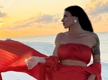 Сузана Гавазова провоцира од Малдивите: Фолкерката на луксузен одмор со сопругот и ќерките 