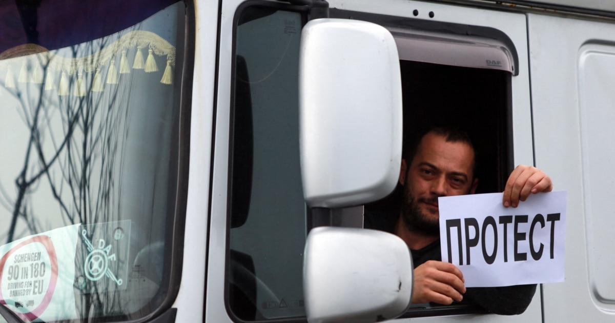 „Ние не сме ни туристи, ни терористи“ - камионџиите од Балканот ги блокираа границите за товарен сообраќај