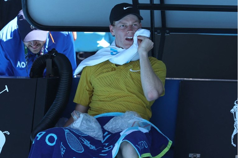 Синер имаше здравствени проблеми, но покривот на „Род Лејвер“ арената го спаси од пораз