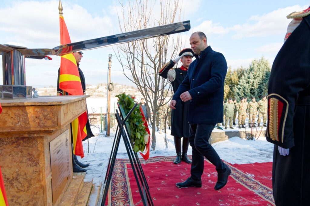 На 18-годишнината од хеликоптерската несреќа, министерот Мисајловски и генералот Лафчиски положија венец со свежо цвеќе на спомен-обележјето кај Катлановско Блаце