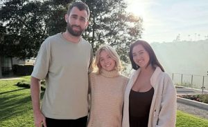 (ФОТО) Изненадила со потегот – Сидни Свини позирала со израелски заложници што ги држи Хамас и предизвикала лавина од реакции