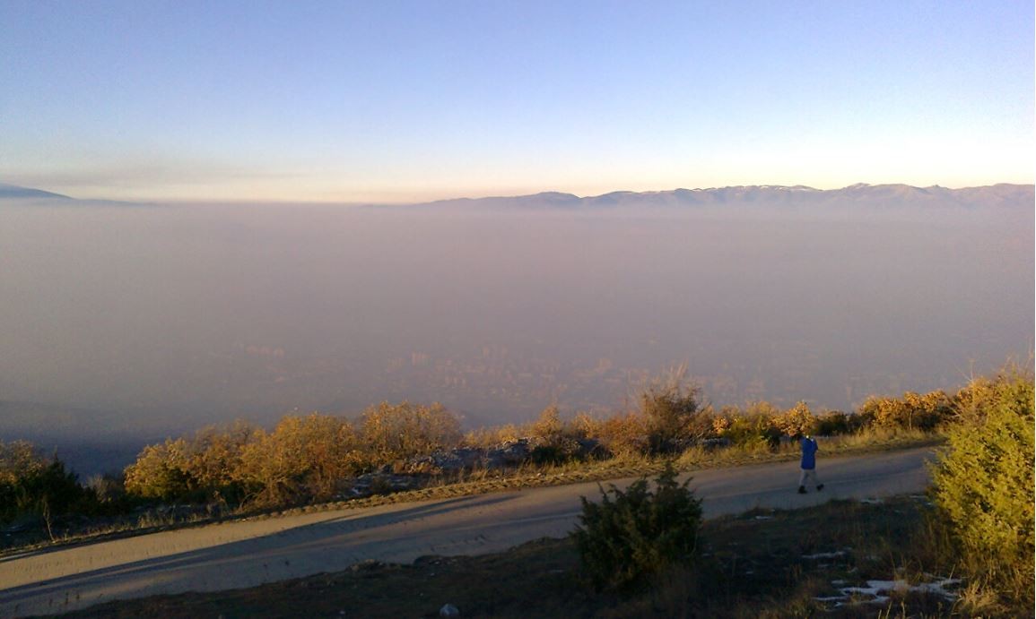 Локални врнежи од дожд и снег, магла во котлините