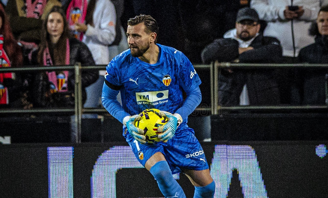 Столе Димитриевски стегна заби и повреден бранеше цел меч за Валенсија! (ВИДЕО)