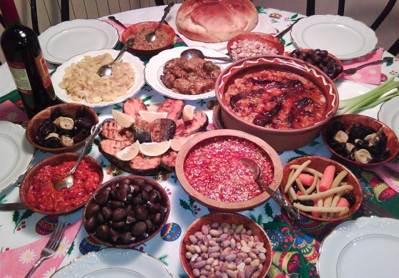 Обичаи за Бадник: Што треба да има на трпеза за да имате среќа годинава?