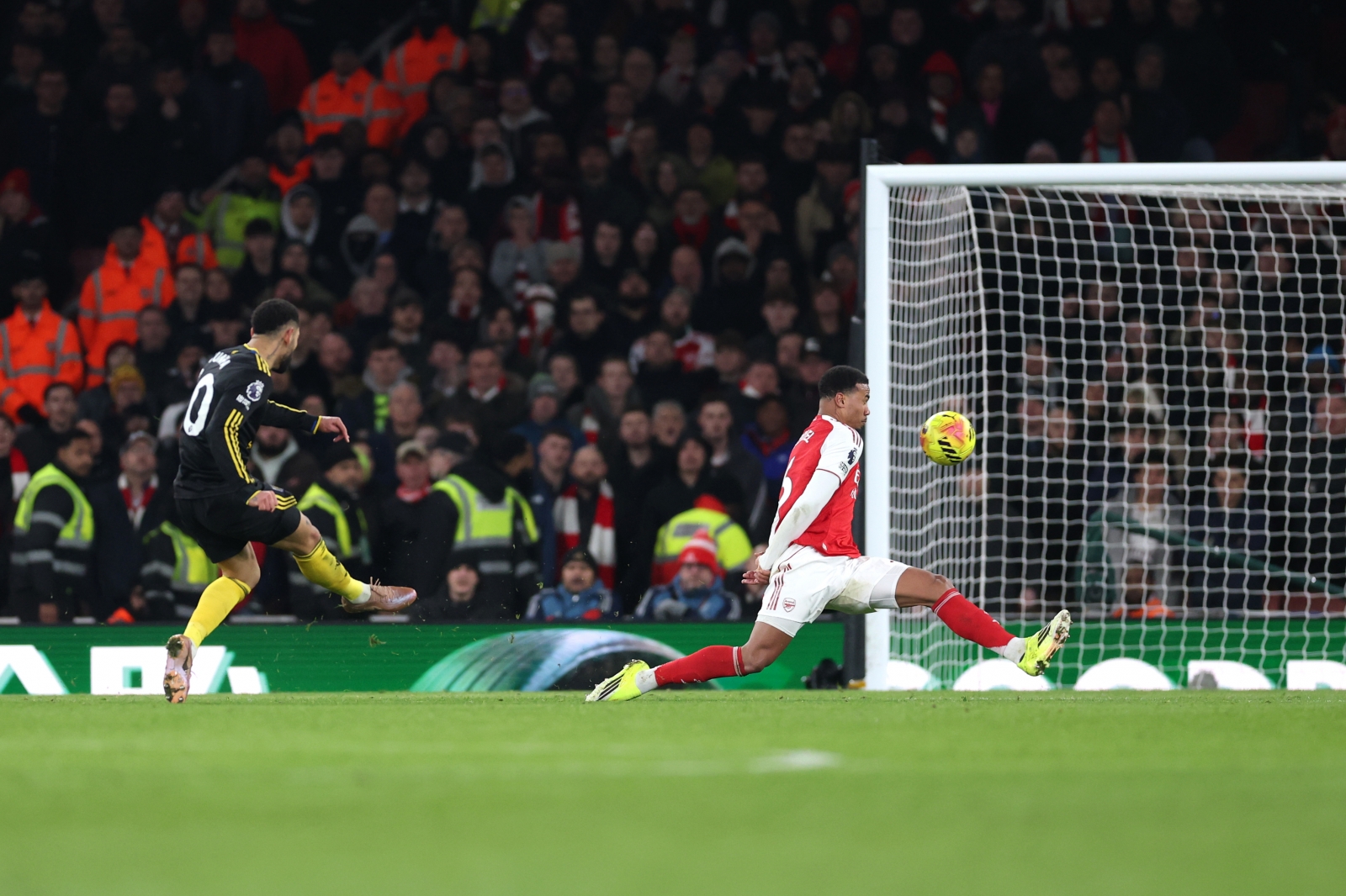 Спектакл во Лондон: Емирејтс конечно падна, Јунајтед прв го освои (ВИДЕО)