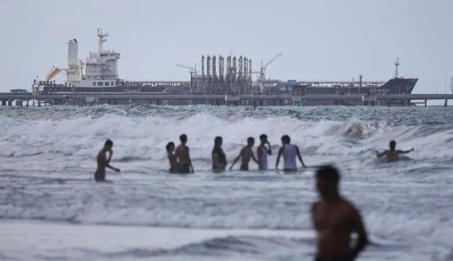 АМЕРИКАНСКИТЕ НАФТЕНИ КОМПАНИИ МОЛЧАТ ПО НАЈАВАТА НА ТРАМП ДЕКА ЌЕ ВЛОЖАТ МИЛИЈАРДИ ДОЛАРИ ВО ВЕНЕЦУЕЛА, КОЈА ГИ ИМА НАЈГОЛЕМИТЕ РЕЗЕРВИ НА НАФТА ВО СВЕТОТ