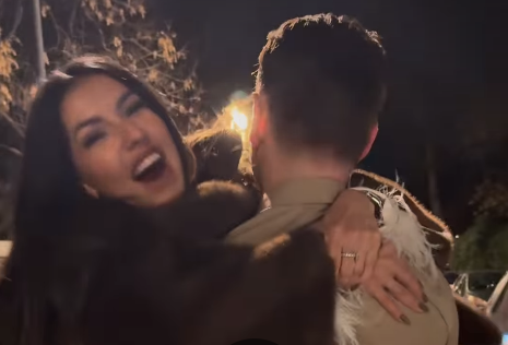 Пејачката не можеше да стои на нозе: Муки ја извади Тања Савиќ од ресторанот и ја однесе до автомобилот (видео)