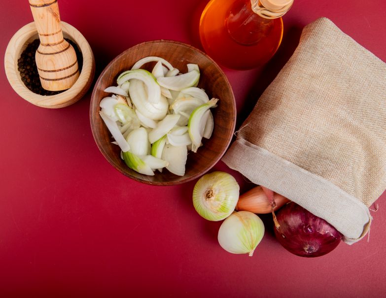 ДАЛИ СТАВАЊЕТО КРОМИД ВО ЧОРАПИТЕ ДОДЕКА СПИЕТЕ НАВИСТИНА СПРЕЧУВА НАСТИНКА ИЛИ ГРИП?