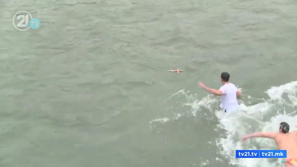 Богојавление – Водици: Ова се најсреќните кои годинава го извадија светиот крст од водите!