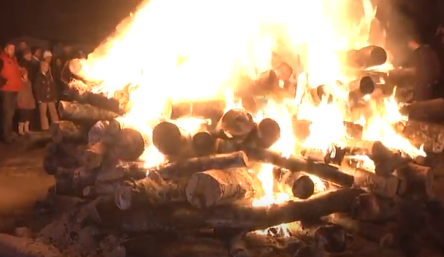 Како СДСМ го воскресна обичајот на војската на Кралството Југославија со палење на коледарски оган на скопскиот плоштад