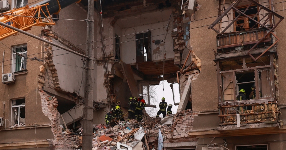 Нов бран руски напади убија четворица, прекин на струја во неколку области на Украина