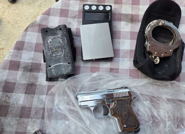 Претрес во викендица во село Војник, пронајден пиштол и други предмети