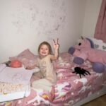 Четиригодишно девојче цртало на ѕид – неочекуваната реакција на мајката го воодушеви интернетот