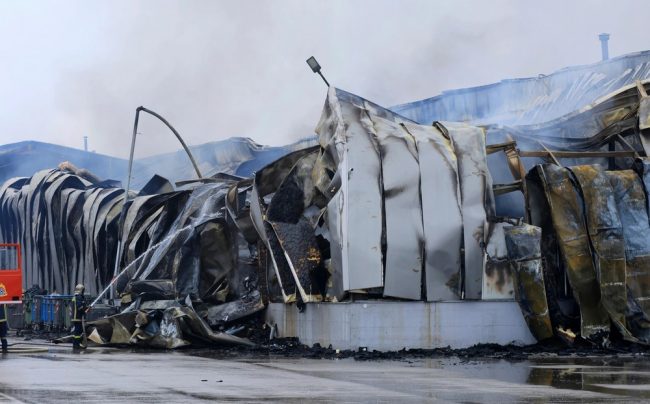 ЧЕТИРИ РАБОТНИЧКИ ЗАГИНАА ВО ЕКСПЛОЗИЈА И ПОЖАР ВО ФАБРИКА ЗА БИСКВИТИ ВО ЦЕНТРАЛНА ГРЦИЈА