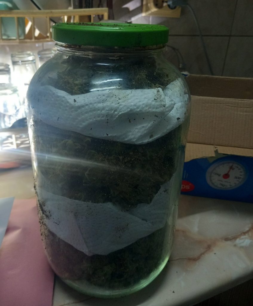 Претреси во валандовско, лишени од слобода четири лица, пронајдени и одземени околу два килограми дрога