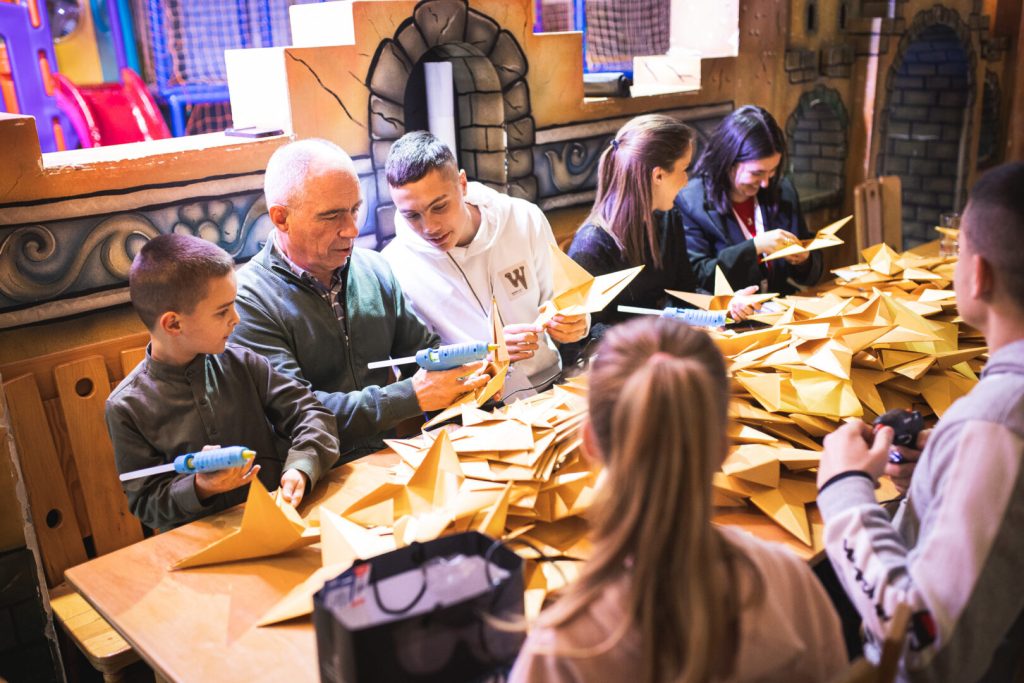 Градоначалникот на Битола им се придружи на младите бадникари во изработката на бадниковите ѕвезди