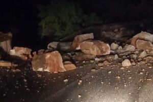 На патниот правец Тетово-Бањиче има падната голема карпа на коловозот