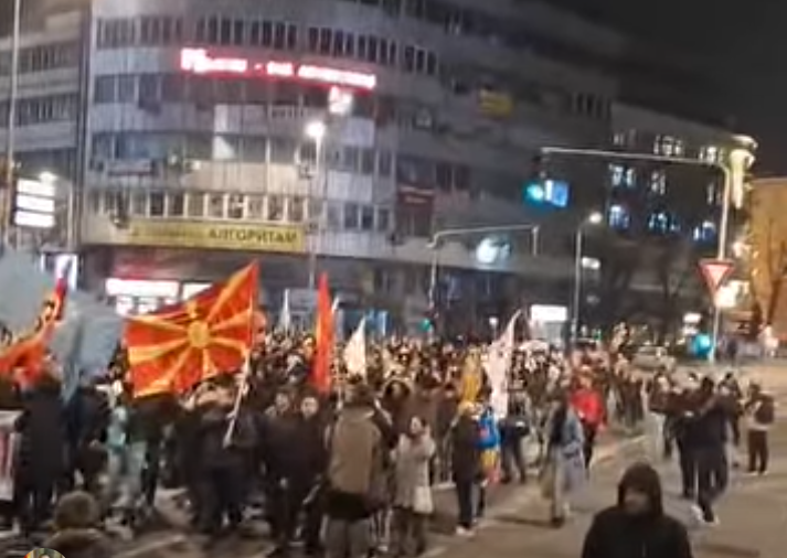 (ВИДЕО) Трендафилов објави снимка од протестот и напиша: Се собравме пет, шест луѓе и си правевме чамче муабет