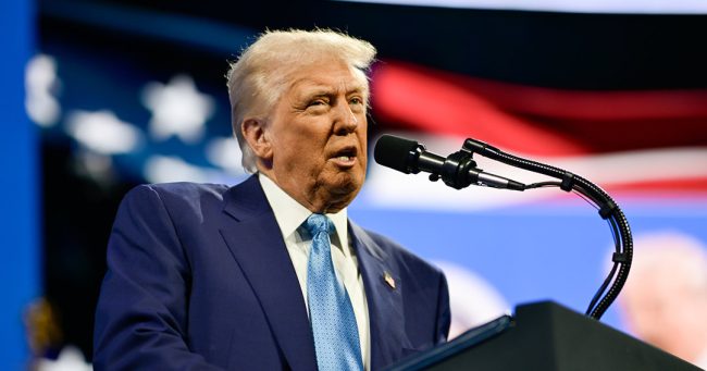 ТРАМП ПРЕДУПРЕДИ ДЕКА САД ЌЕ ИМ ПОМОГНАТ НА ИРАНСКИТЕ ДЕМОНСТРАНТИ АКО ВЛАСТИТЕ ПОЧНАТ ДА ГИ УБИВААТ