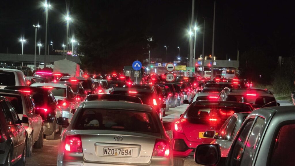 ХАОС НА ЕВЗОНИ: Огромен метеж, колони возила за влез во Македонија