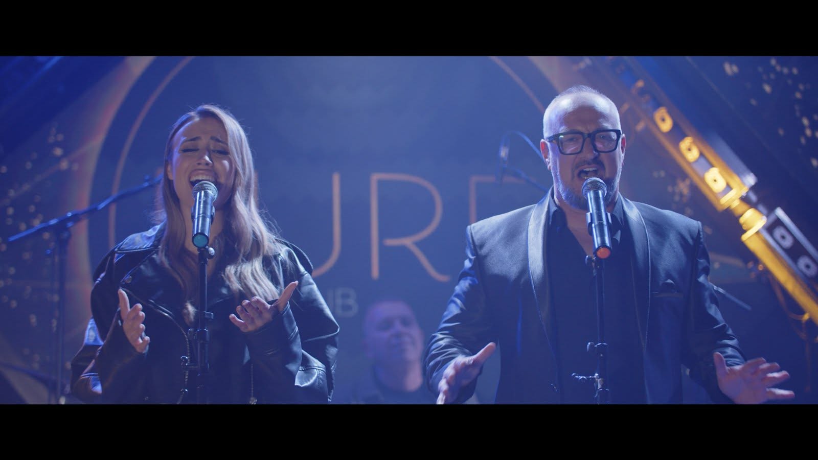 Ѓоко Танески сними дует со Марија Данева и Стенд Бај Бенд: „Во твои раце“ е новата љубовна балада што ја освојува публиката