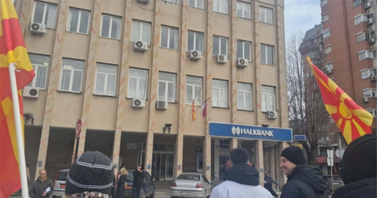 Протест пред УЈП на кумановци кои работеа за американски компании