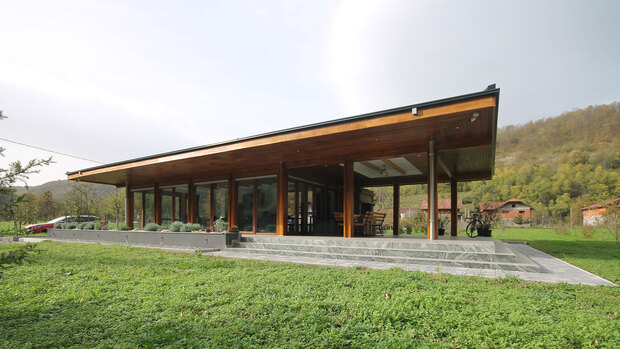 Односот на куќата и реката Уна во Босанска Крупа