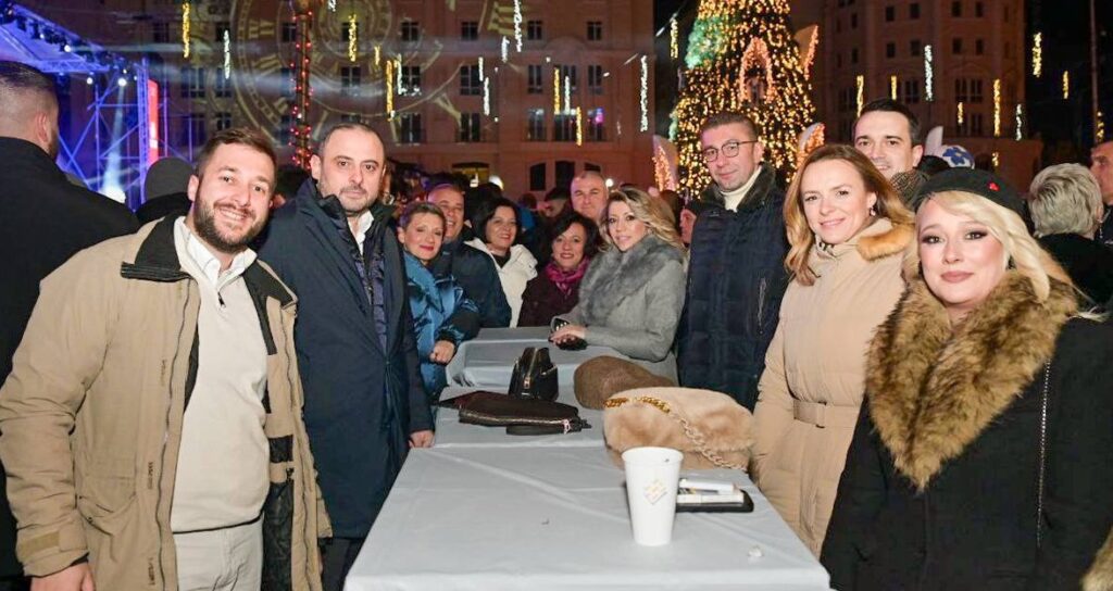 Премиерот Мицкоски и градоначалник на Скопје Ѓорѓиевски на плоштад ја дочекаа Новата година