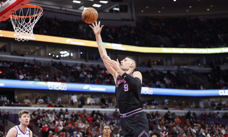 Рекорд на сезоната за Никола Вучевиќ, му донесе победа на Чикаго на 4 секунди пред крај