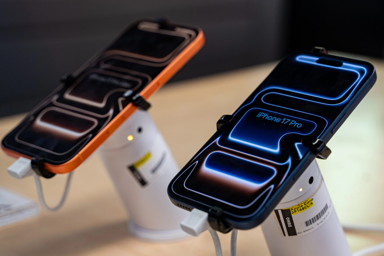 Пазарот на телефони во раст: Доминација на два големи конкуренти