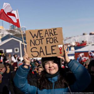 Данците протестираат: Не допирајте го Гренланд!