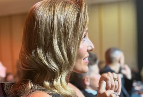 Јелена Ѓоковиќ со ненаметлива мода:  Сопругата на Ноле привлече внимание со очилата