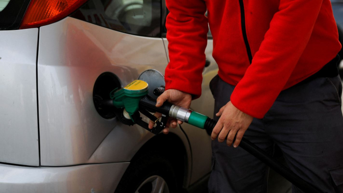 Уапсени десет лица во Грција за нелегален софтвер на бензински пумпи за точење помалку гориво од прикажаното