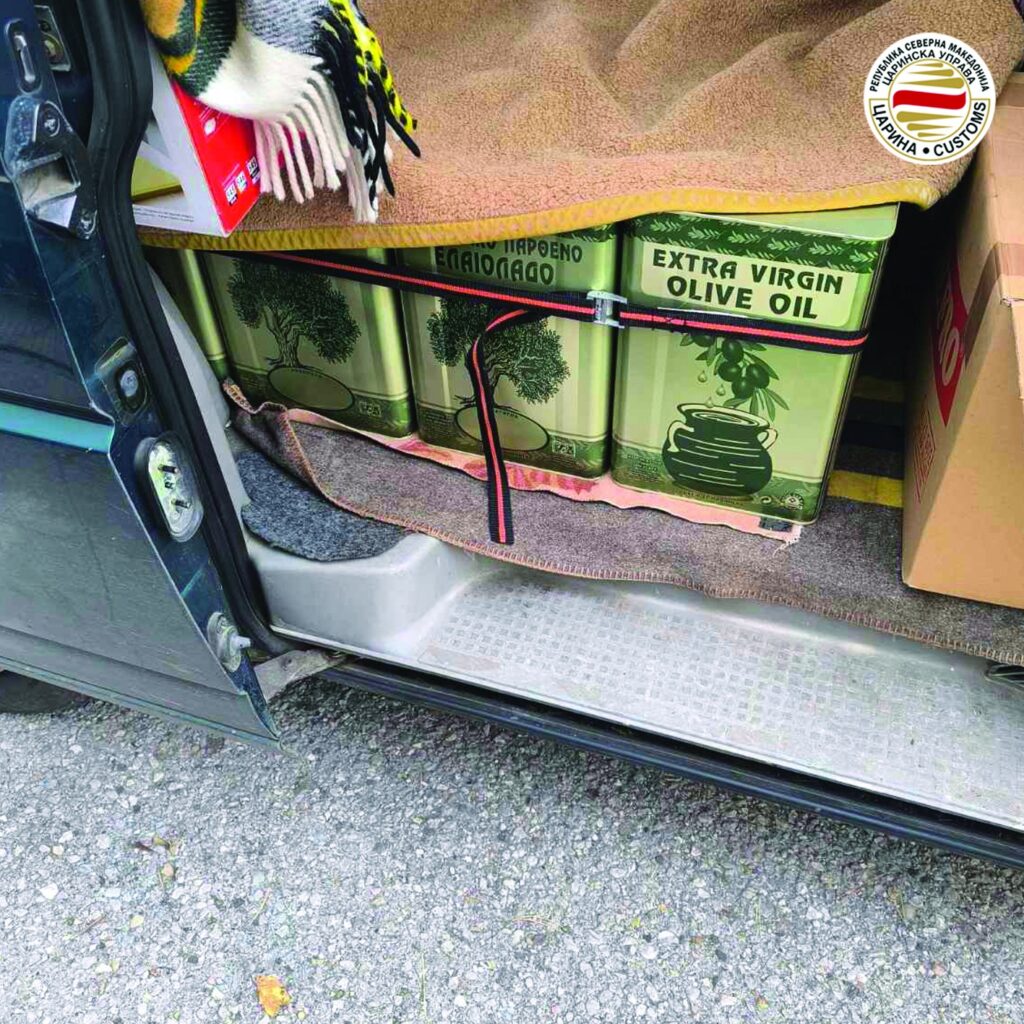 Спречени обиди за шверц на мобилни телефони, парфеми, над 2 тони храна