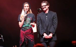 (ФОТО) На концерт во Лос Анџелес – Бела Хадид и Педро Паскал го положија тестот за хуманост: Помогнале да се соберат 5,5 милиони долари за Палестина и Судан