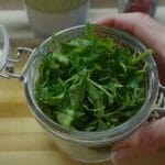 Ставете магдонос во вода со сода бикарбона и погледнете го чудото: Буквално мора да го пробате овој трик (ВИДЕО)