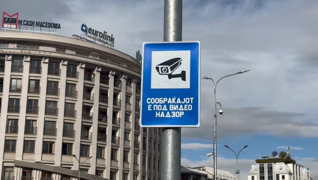 Таблите на „Safe city“ само на македонски јазик – опозицијата со критики, ВЛЕН гарантира почитување на албанскиот јазик