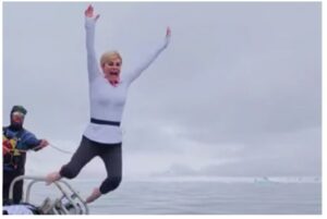 (ВИДЕО) Колинда Грабар-Китаровиќ скокна во леденото море на Антарктикот: „Вака изгледа поларен карактер“