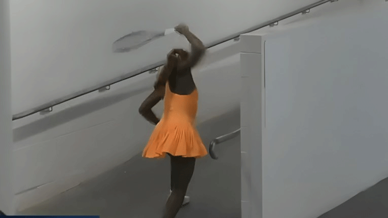 Гоф се лути што јавно била објавена снимката како крши рекет (Видео)