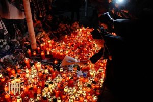 Патријархот Вартоломеј со седум бели рози на стадионот на ПАОК во Солун, во спомен на големата трагедија