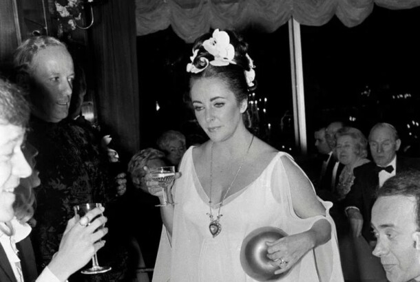 МАРГО РОБИ НОСЕШЕ ЃЕРДАН НА ЕЛИЗАБЕТ ТЕЈЛОР НА ПРЕМИЕРАТА НА „ОРКАНСКИ ВИСОЧИНИ“