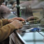 Дилема помеѓу вложувањето и чувањето на парите „под перница“