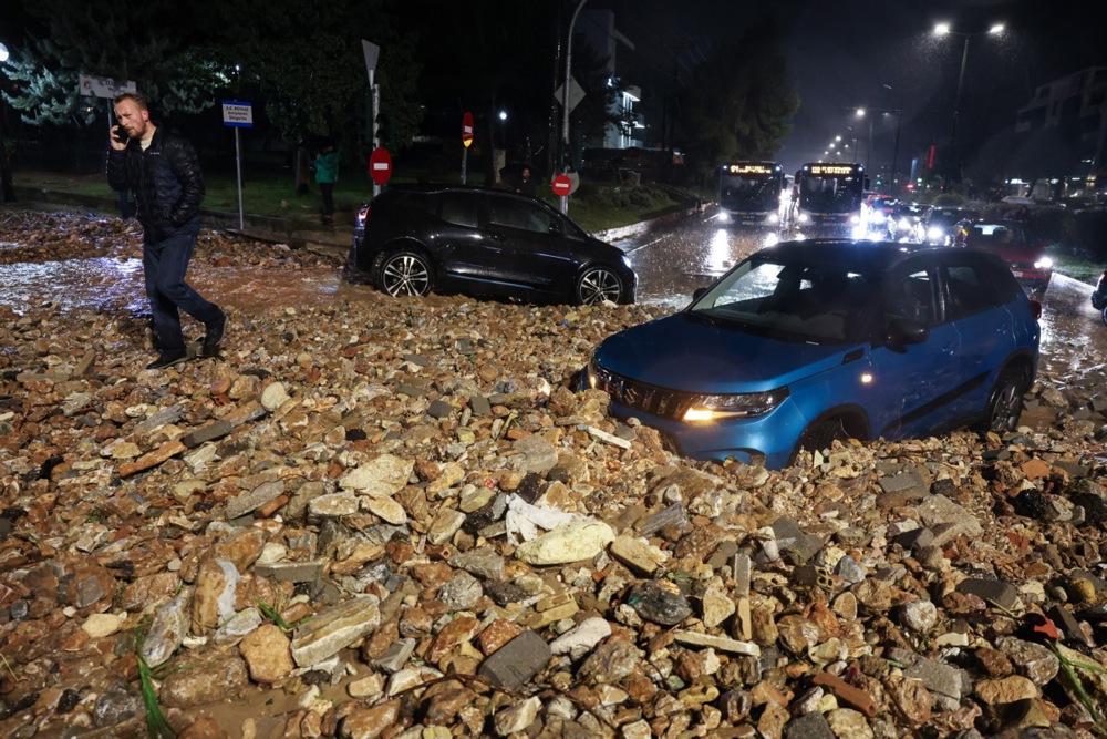 (Видео) Урагански ветришта и поплави во Грција: двајца загинати