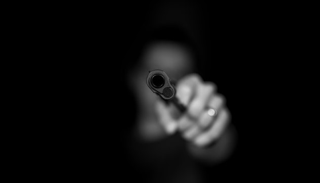 Маж од Охрид пукал кон паркирано возило во струшко, го повредил возачот – а потоа со закани му ја земал сопатничката!