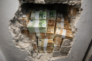 Пронајдени соѕидани 350.000 евра во дом на судија од Апелациониот суд во Скопје