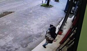 Го скршил стаклото на бугарската амбасада од омраза, Обвинителството бара притвор