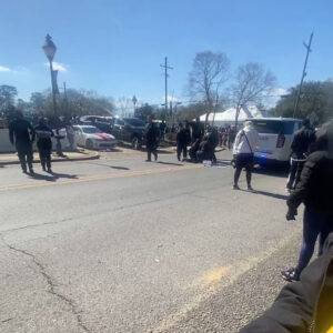 ВИДЕО: Масовна пукотница на парада во Луизијана:  Mногу повредени, потрагата е во тек