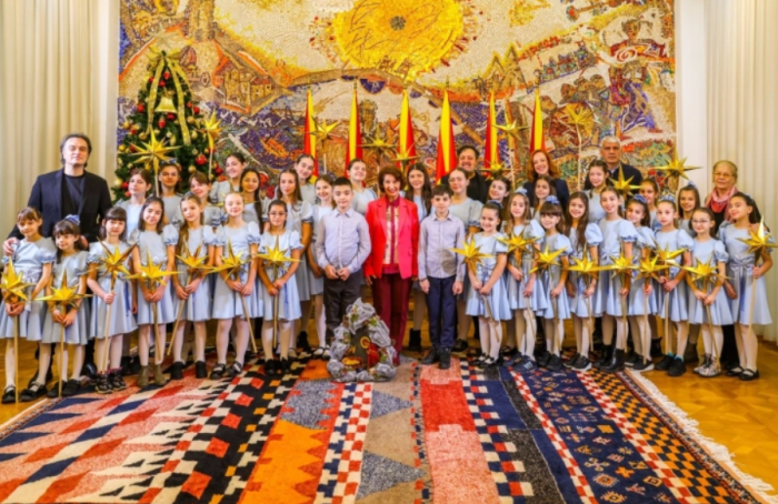 Бадниковата поворка кај претседателката Сиљановска Давкова