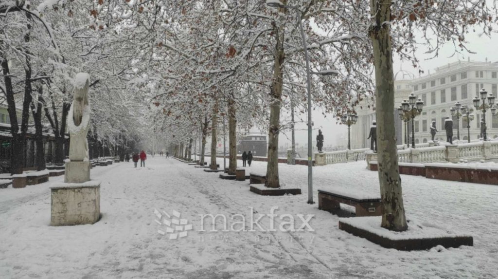 Облачно и студено време, од утре внрежи од снег